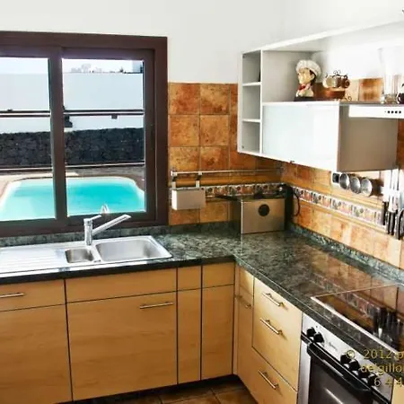 Sleeps 9 Pool Wifi Tinajo